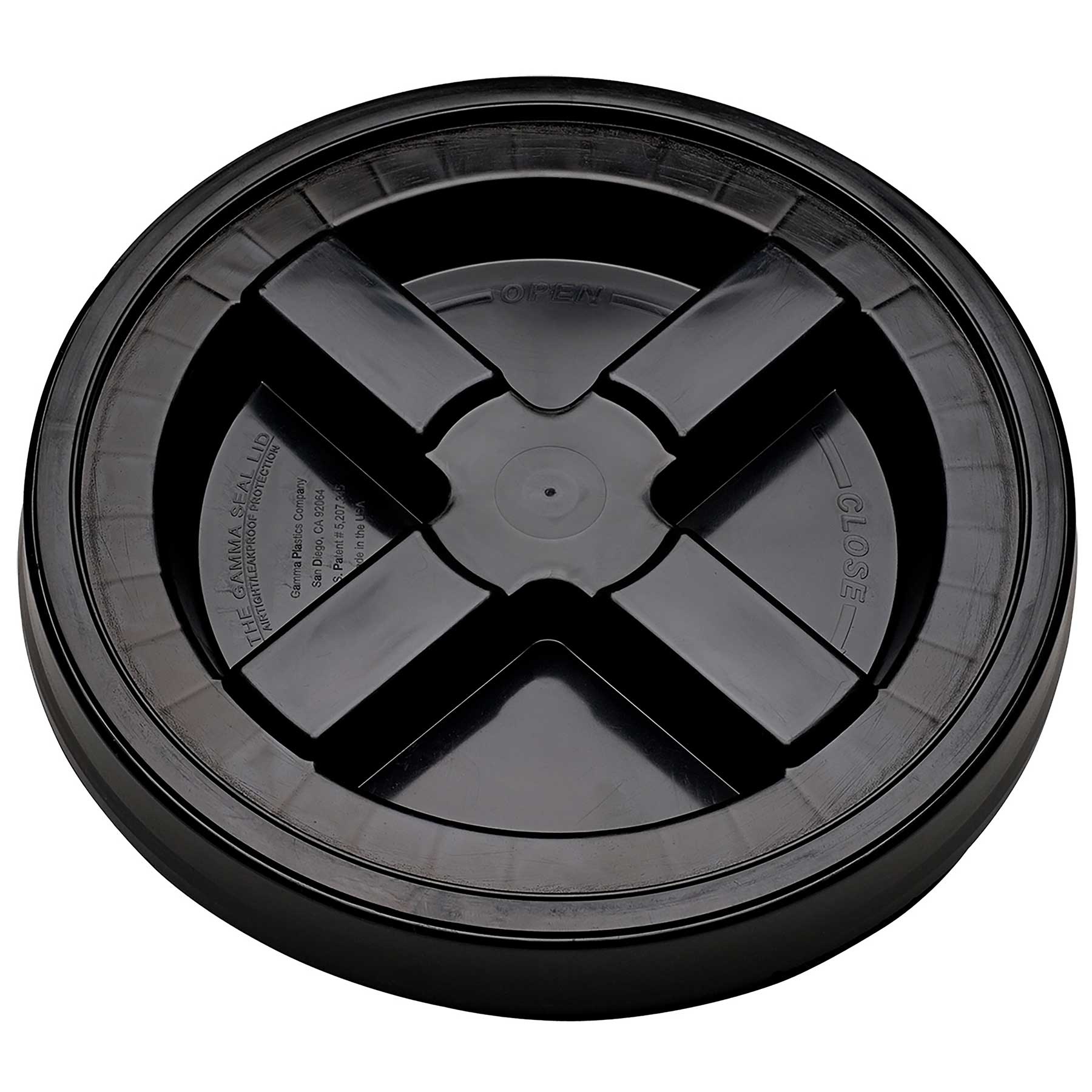 The Gamma2 GAMMA Seal Lids, made from BPA-free HDPE plastic, feature an X-shaped center pattern with clear open/close instructions. Its grooved rim ensures an airtight seal on containers, with a black round design.